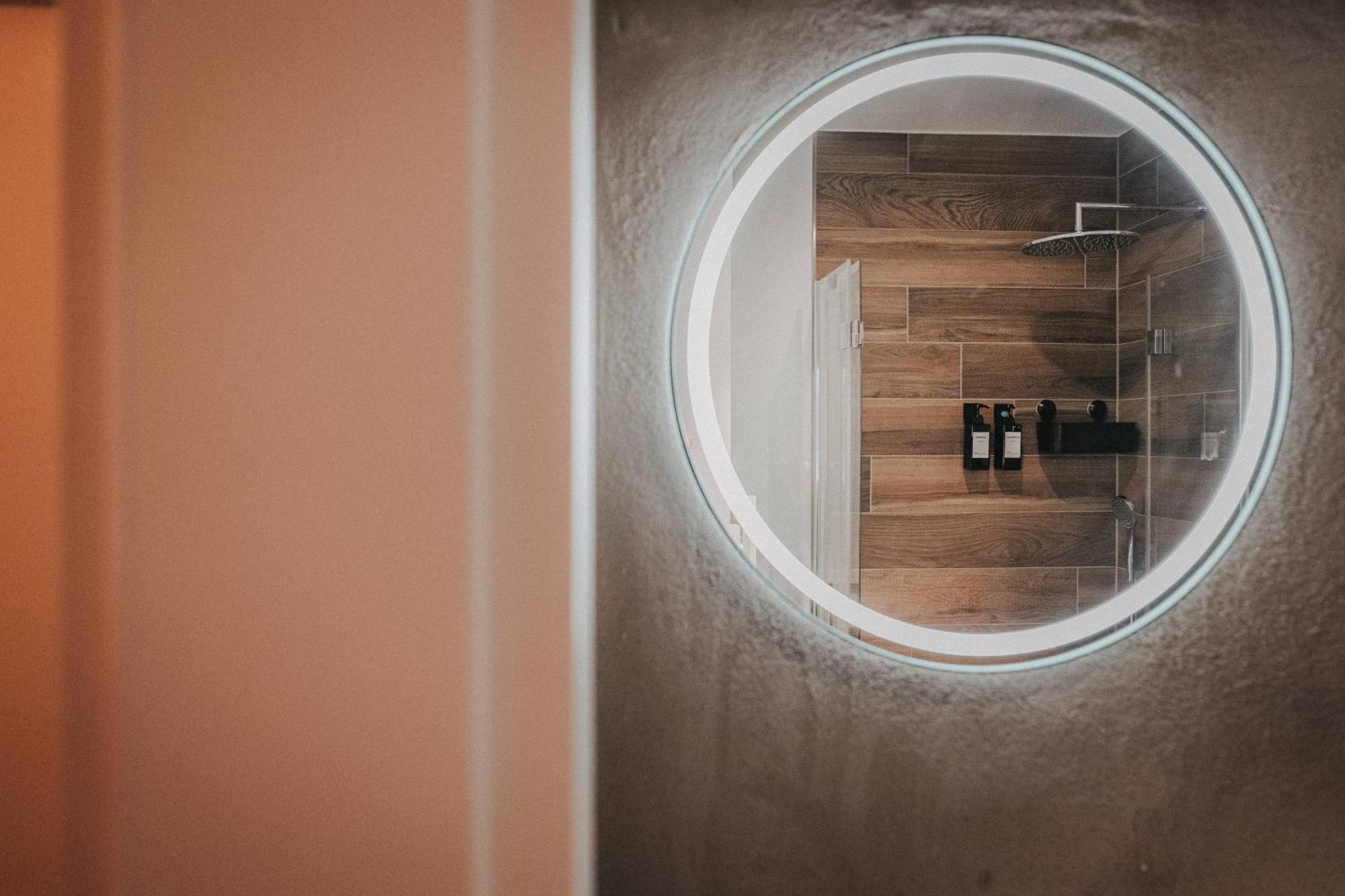 Downtown Apartment Mit Luxusbad Am Hafen Nur 5 Minuten Zu Fuss In Die Innenstadt Und Zum Bahnhof! Oldenburg Eksteriør bilde